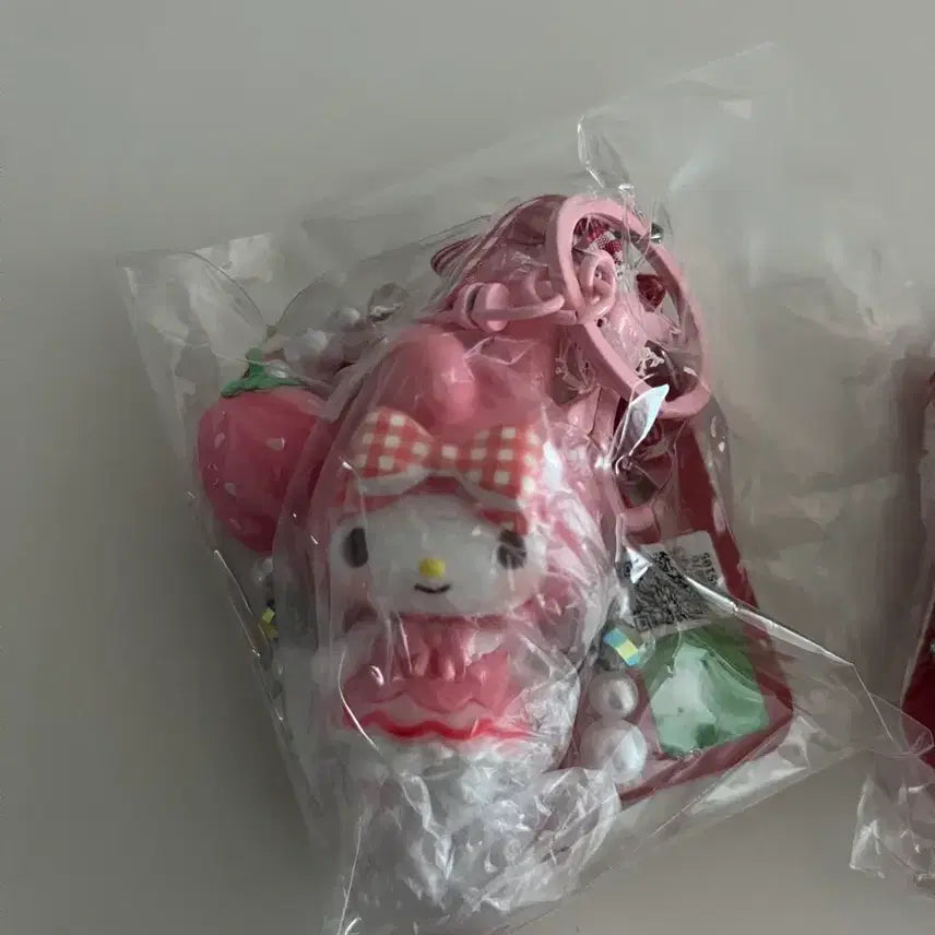 [BUNJANG] Hello Kitty Strawberry Figure Keychain (New) / 헬로키티 딸기 피규어 키링 (새상품)