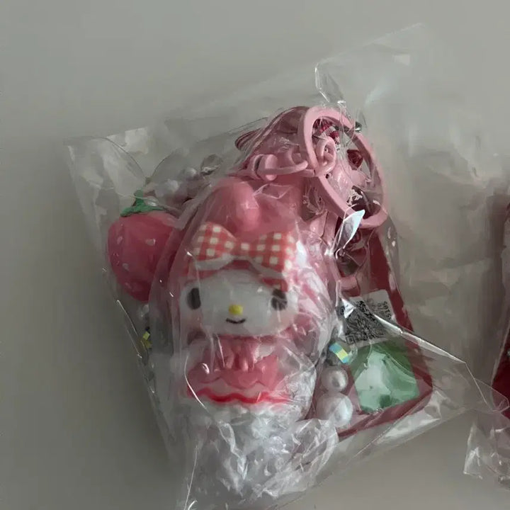 [BUNJANG] Hello Kitty Strawberry Figure Keychain (New) / 헬로키티 딸기 피규어 키링 (새상품)