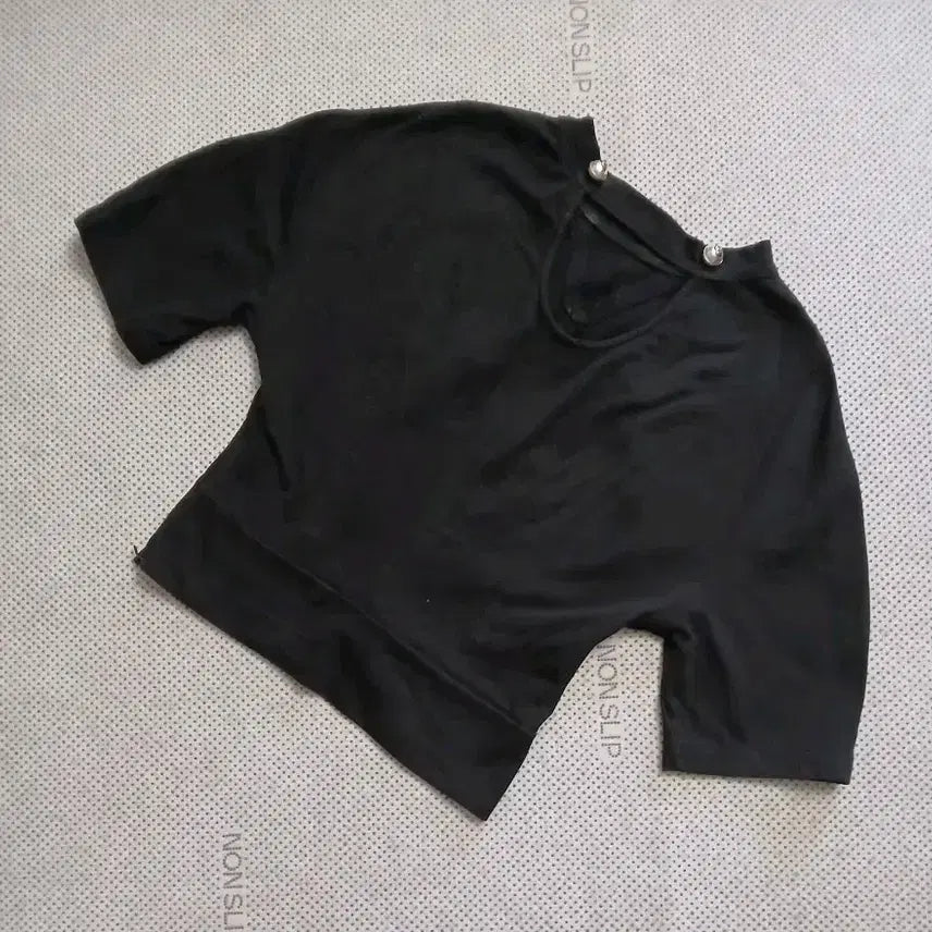 [BUNJANG] Lucky Chouette Black T-Shirt Silver Button Detail Short Sleeve / 럭키슈에뜨 블랙 티셔츠