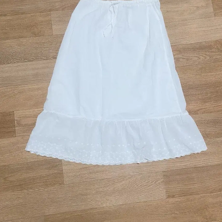 [BUNJANG] Brandy Melville Lace Eyelet Long Skirt White / 브랜디멜빌 레이스 아일렛 롱 스커트 화이트