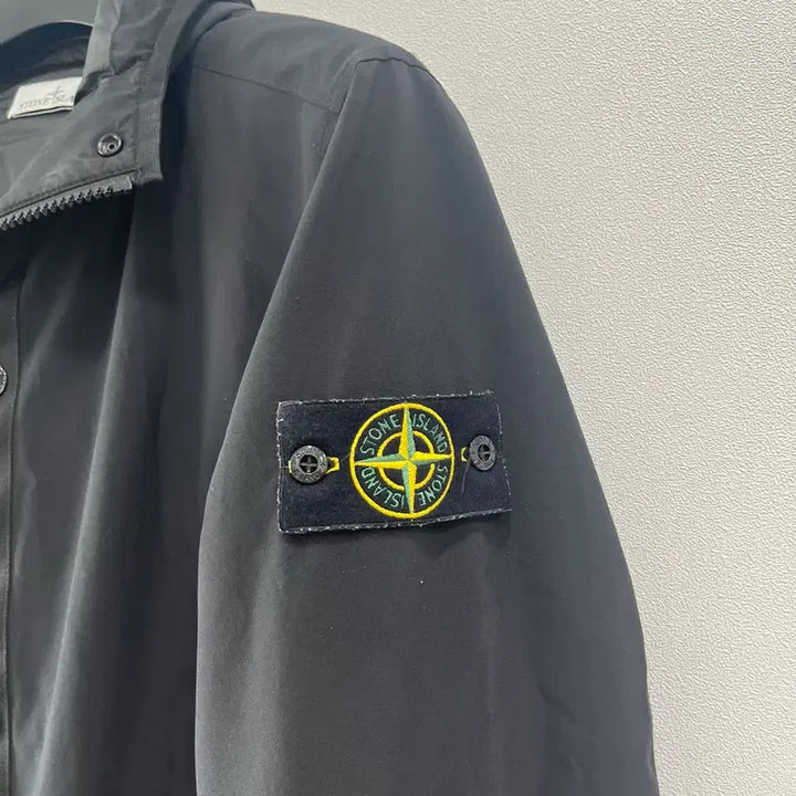 [BUNJANG] Stone Island Soft Shell Primaloft Hooded Zip-Up Jacket Black / [M/신형택]스톤아일랜드 소프트쉘 프리마로프트 후드집업 블랙