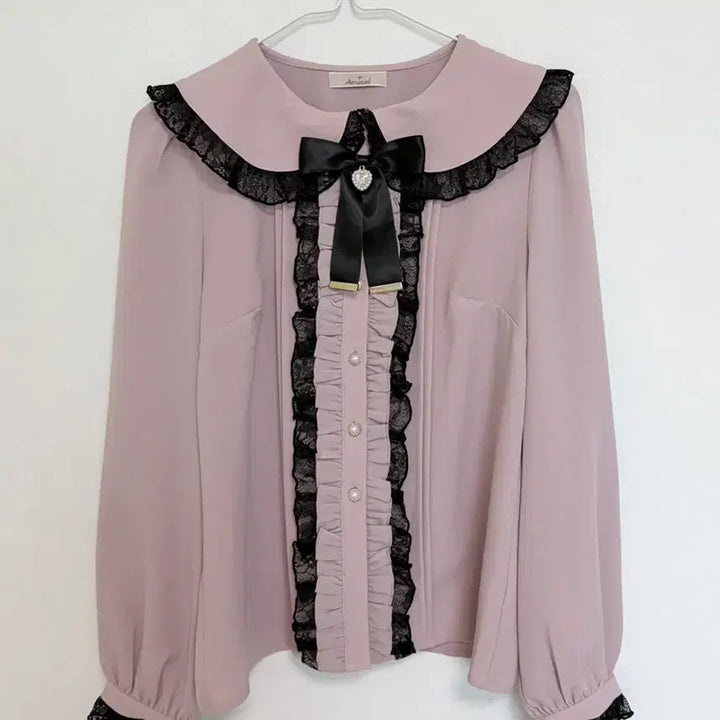 [BUNJANG] Amabel Black &amp; White Lace Ribbon Blouse / 아마벨 검흰 레이스 리본 블라우스 (새 상품)