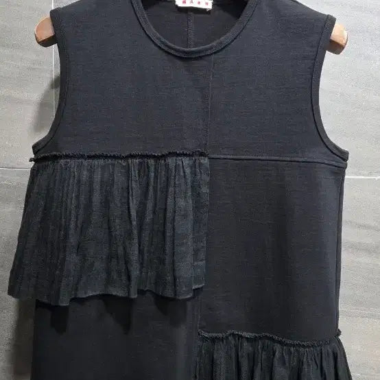 [BUNJANG] MARNI Frill Sleeveless Crewneck Top (Size 38) / MARNI 마르니 ,  세련된 프릴탑  38  , 거의 새상품
