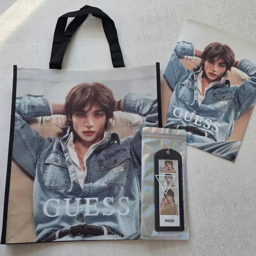 [BUNJANG] Guess x Hyunjin 2nd Gen Tarp Bag Bundle / 게스 현진 타포린백ver.2 +룩북+데님키링