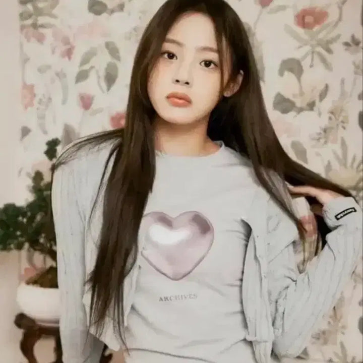 [BUNJANG] 2000 Archive Heart T-Shirt (Worn by NewJeans Minji) / 2000아카이브 하트 (뉴진스 민지착용)