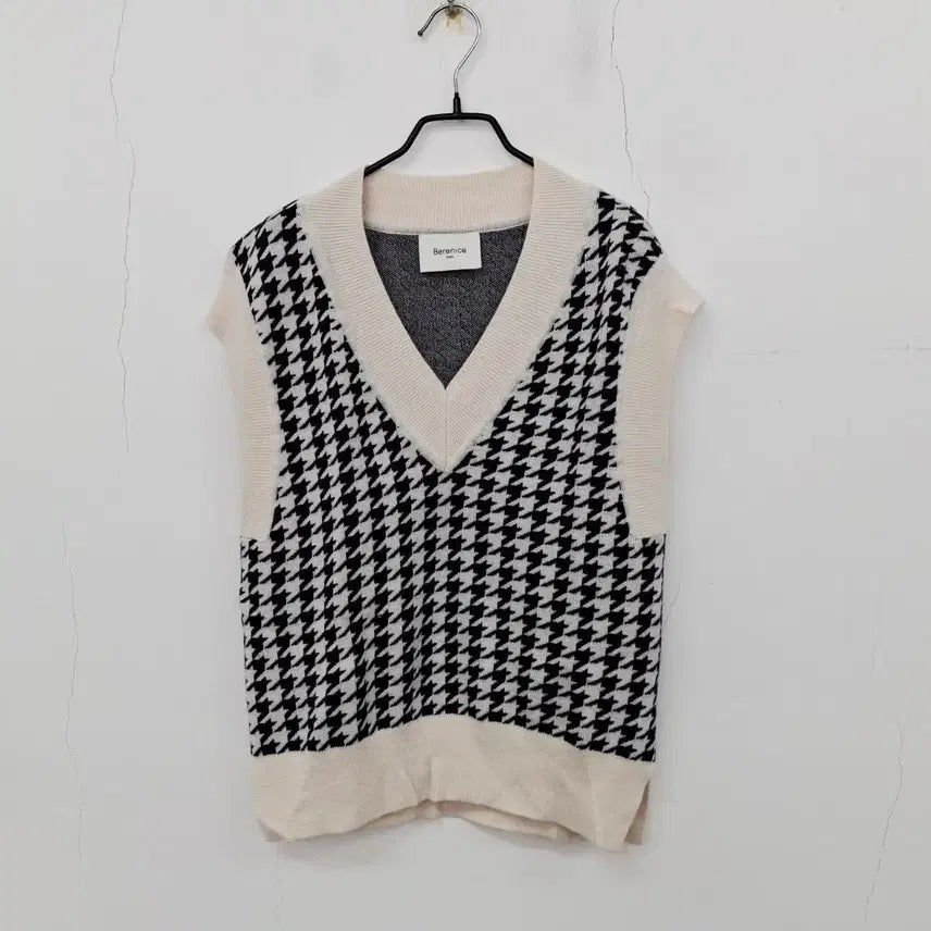 [BUNJANG] Bernice 21 Houndstooth Check V-Neck Knit Vest / 베르니스 21 매장판 하운드투스 체크 브이넥 니트 베스트 여성 조끼 38