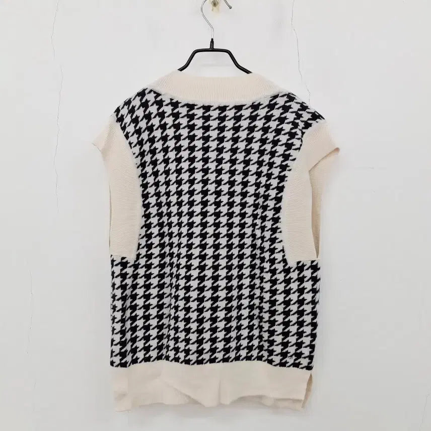 [BUNJANG] Bernice 21 Houndstooth Check V-Neck Knit Vest / 베르니스 21 매장판 하운드투스 체크 브이넥 니트 베스트 여성 조끼 38