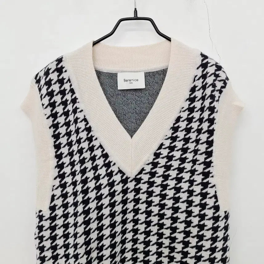 [BUNJANG] Bernice 21 Houndstooth Check V-Neck Knit Vest / 베르니스 21 매장판 하운드투스 체크 브이넥 니트 베스트 여성 조끼 38