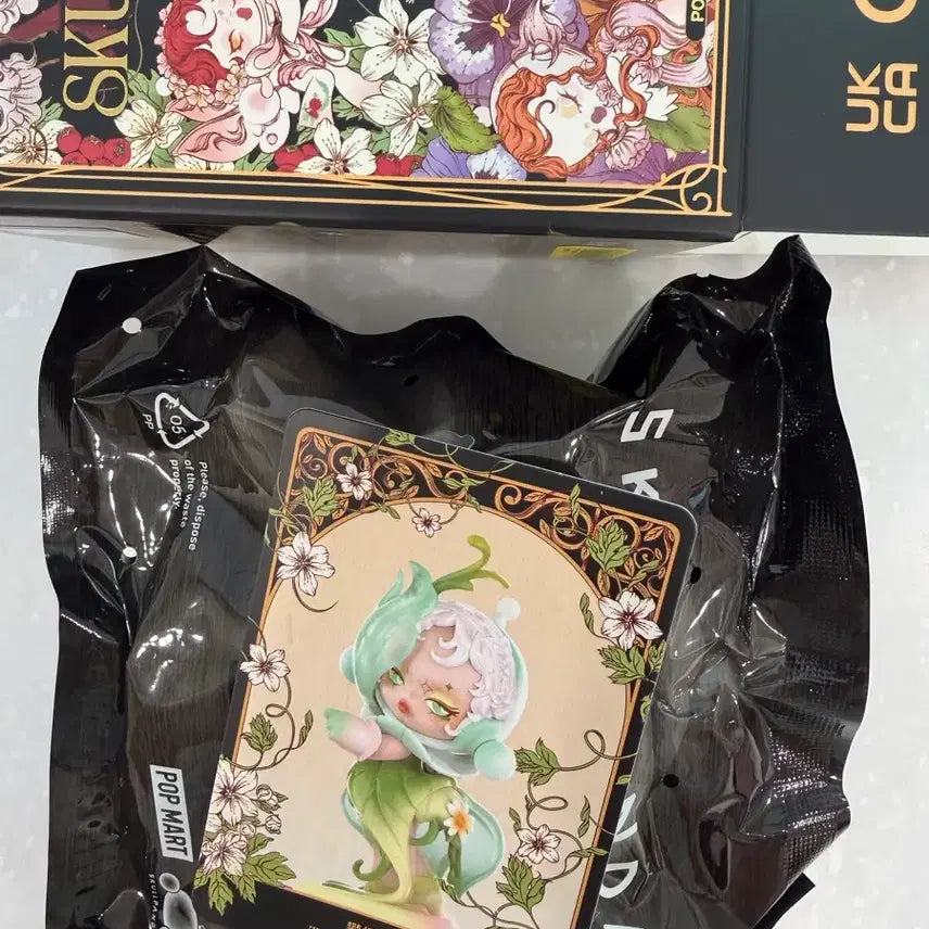 [BUNJANG] Skullpanda "The Fetal Entwining" Series 4 Flower Petals Figure / 정가이하)스컬판다 꽃잎의 4막 시리즈/The Fetal Entwining