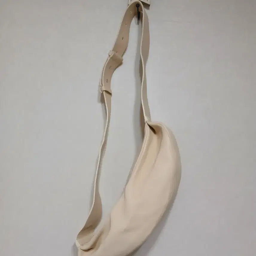 [BUNJANG] COS Swing Leather Crossbody Bag / COS 코스 스윙 레더 크로스바디백 아이보리 작은사이즈