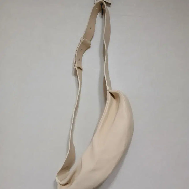[BUNJANG] COS Swing Leather Crossbody Bag / COS 코스 스윙 레더 크로스바디백 아이보리 작은사이즈