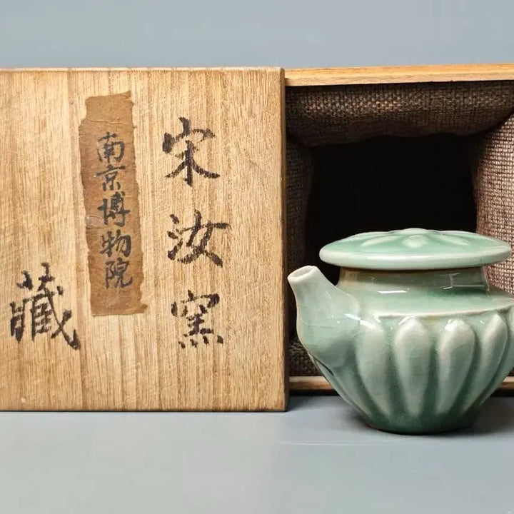 [BUNJANG] Nanjing Museum Collection Song Ru Ware Celadon Lotus Pad Form Water Dropper Chinese Ceramic / 남경박물원장 북송 송여요 청자 연판문 연형 수주 중국도자기