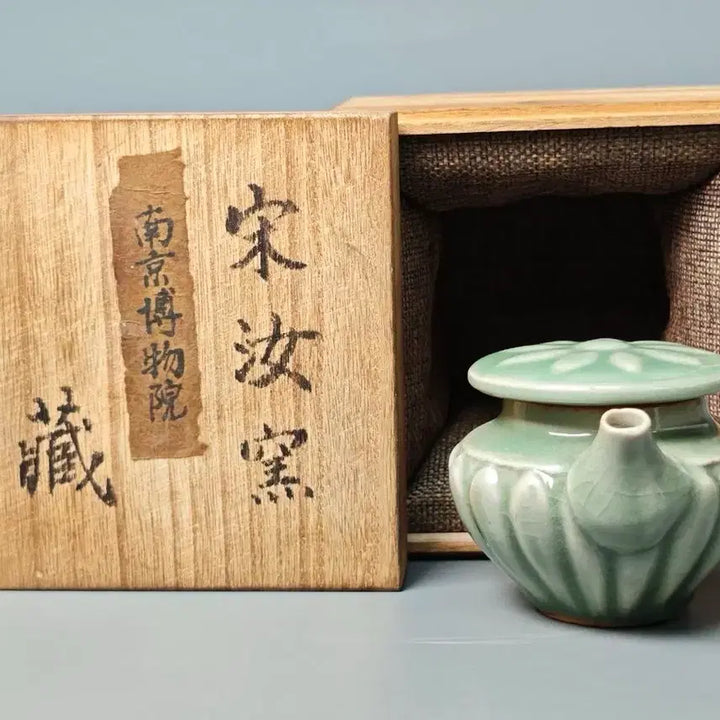 [BUNJANG] Nanjing Museum Collection Song Ru Ware Celadon Lotus Pad Form Water Dropper Chinese Ceramic / 남경박물원장 북송 송여요 청자 연판문 연형 수주 중국도자기