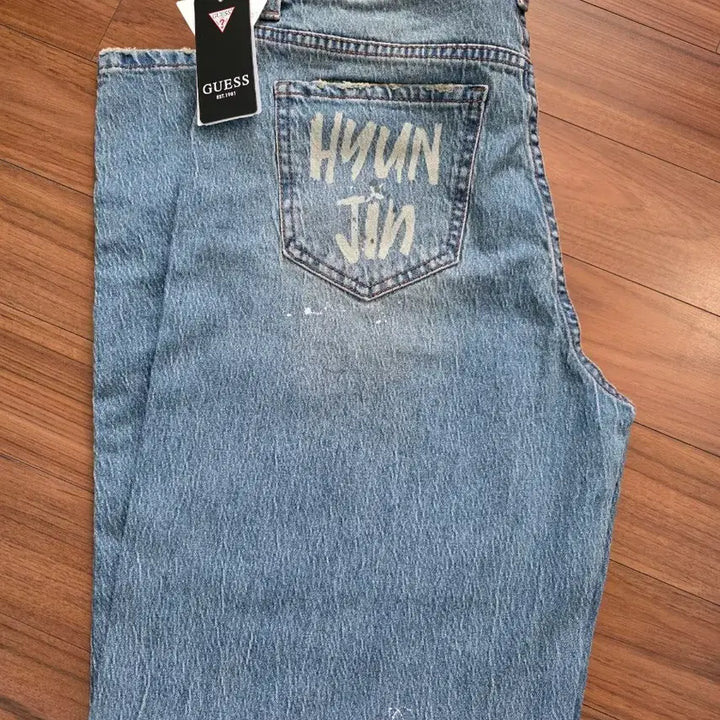 [BUNJANG] Guess x Hyunjin Laser Engraved Wide Jeans Set / 팝업 게스 현진 각인 청바지 세트(무료배송&amp;덤드려요)