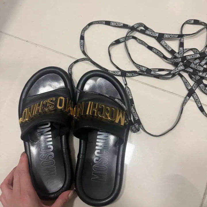 [BUNJANG] Moschino Black Slippers with Ribbon Set / 모스키노 블랙 슬리퍼 + 리본 끈 세트