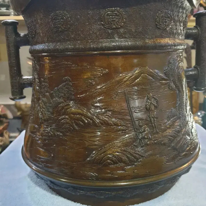 [BUNJANG] Antique Bronze Vase with Landscape Motif / 고풍스러운 청동 문양
