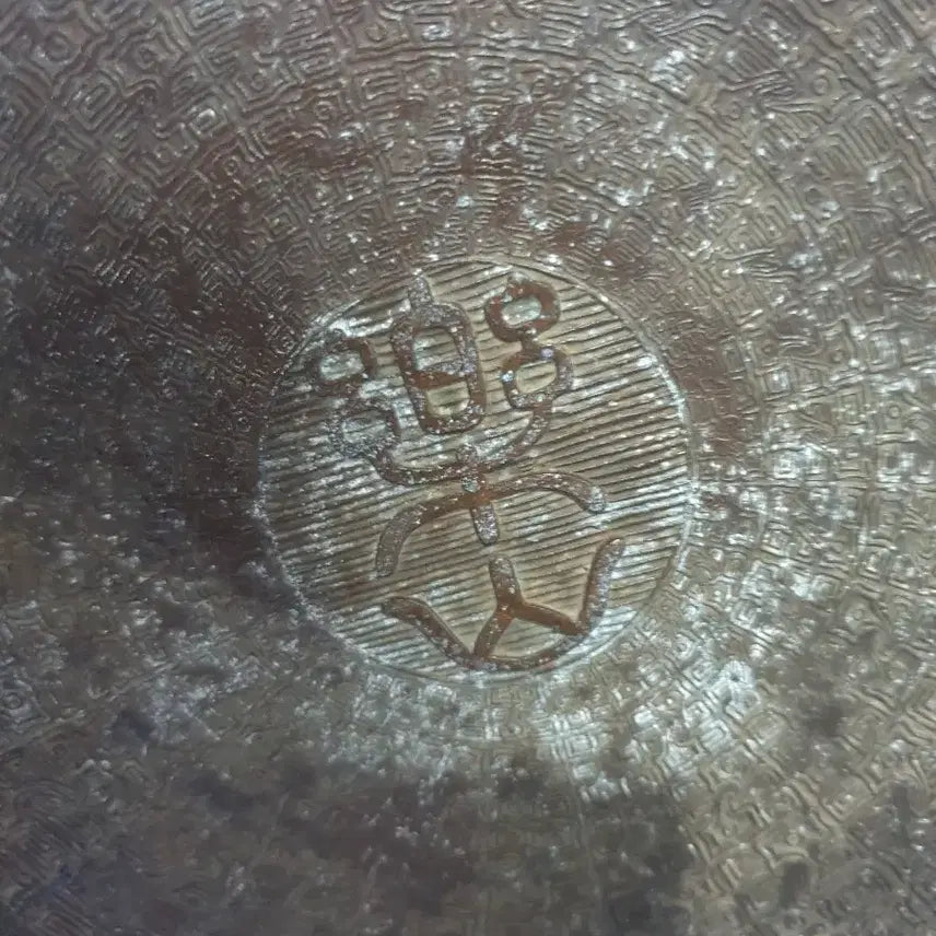 [BUNJANG] Antique Bronze Vase with Landscape Motif / 고풍스러운 청동 문양
