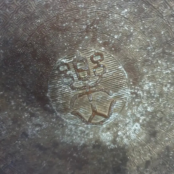 [BUNJANG] Antique Bronze Vase with Landscape Motif / 고풍스러운 청동 문양