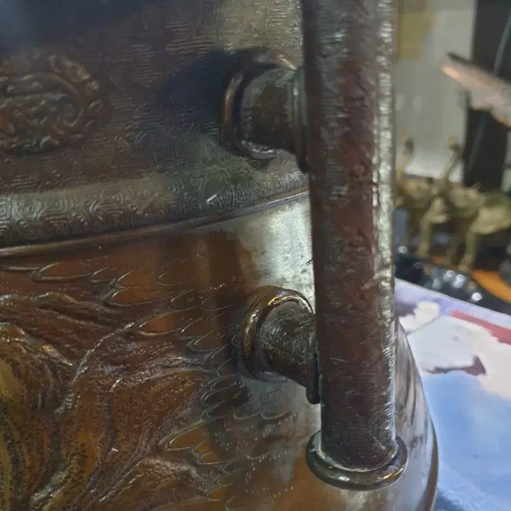 [BUNJANG] Antique Bronze Vase with Landscape Motif / 고풍스러운 청동 문양