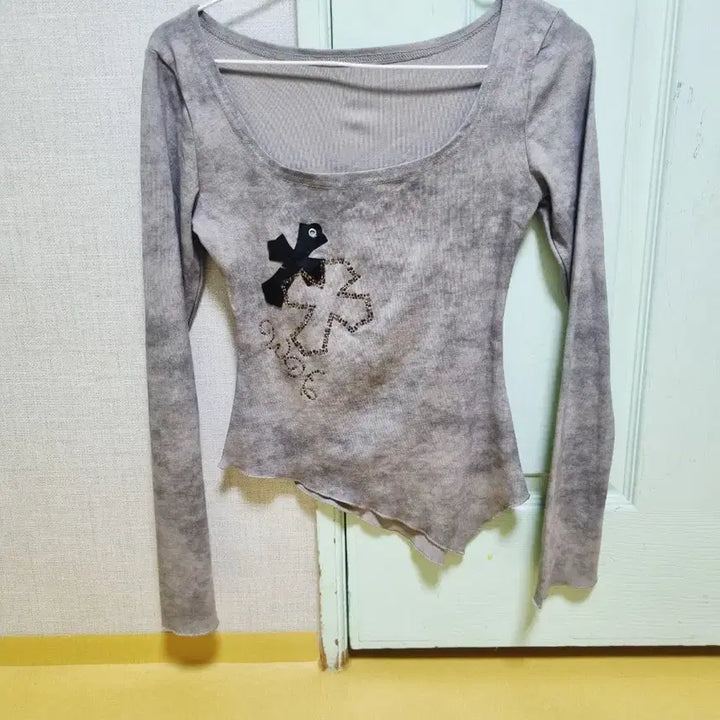 [BUNJANG] Cropped Long-Sleeve T-Shirt with Cubic Detail / (새상품)허리쏙 크롭 티셔츠
