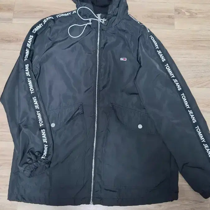 [BUNJANG] Tommy Jeans Logo Black Hooded Windbreaker / 타미진스 로고 블랙 후드 바람막이