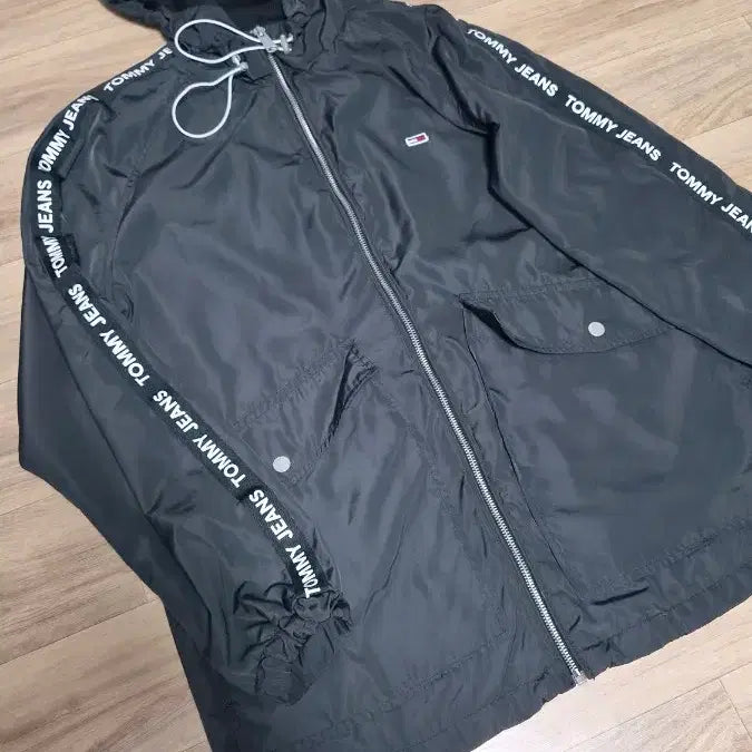 [BUNJANG] Tommy Jeans Logo Black Hooded Windbreaker / 타미진스 로고 블랙 후드 바람막이
