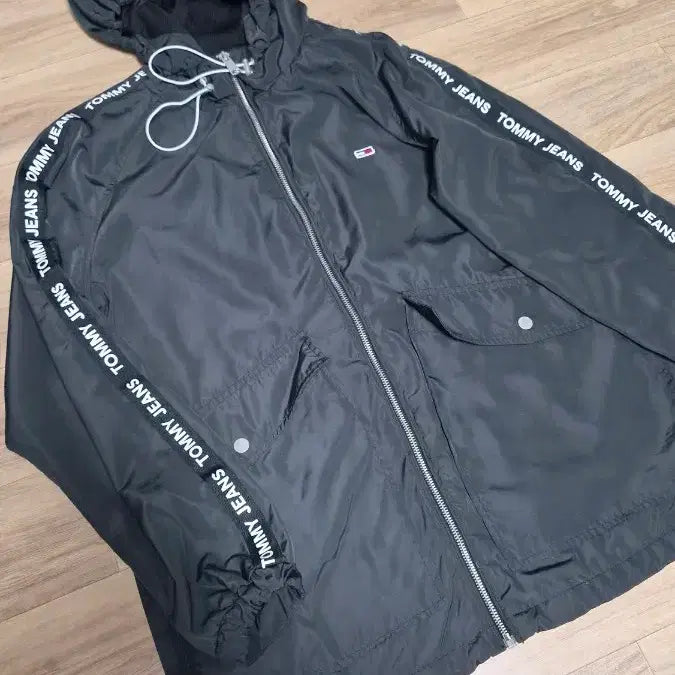 [BUNJANG] Tommy Jeans Logo Black Hooded Windbreaker / 타미진스 로고 블랙 후드 바람막이