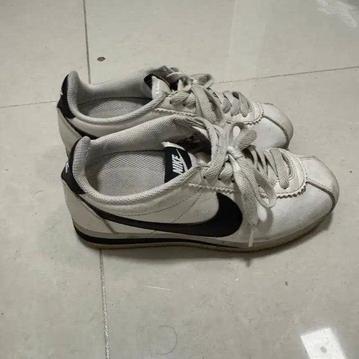 [BUNJANG] Nike Cortez White Sneakers / 나이키 코르테즈 흰색 운동화 230