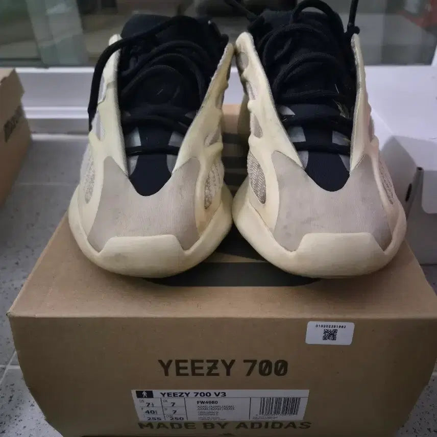 [BUNJANG] Adidas Yeezy 700 V3 Azriel / 아디다스 이지 700 V3 아자엘