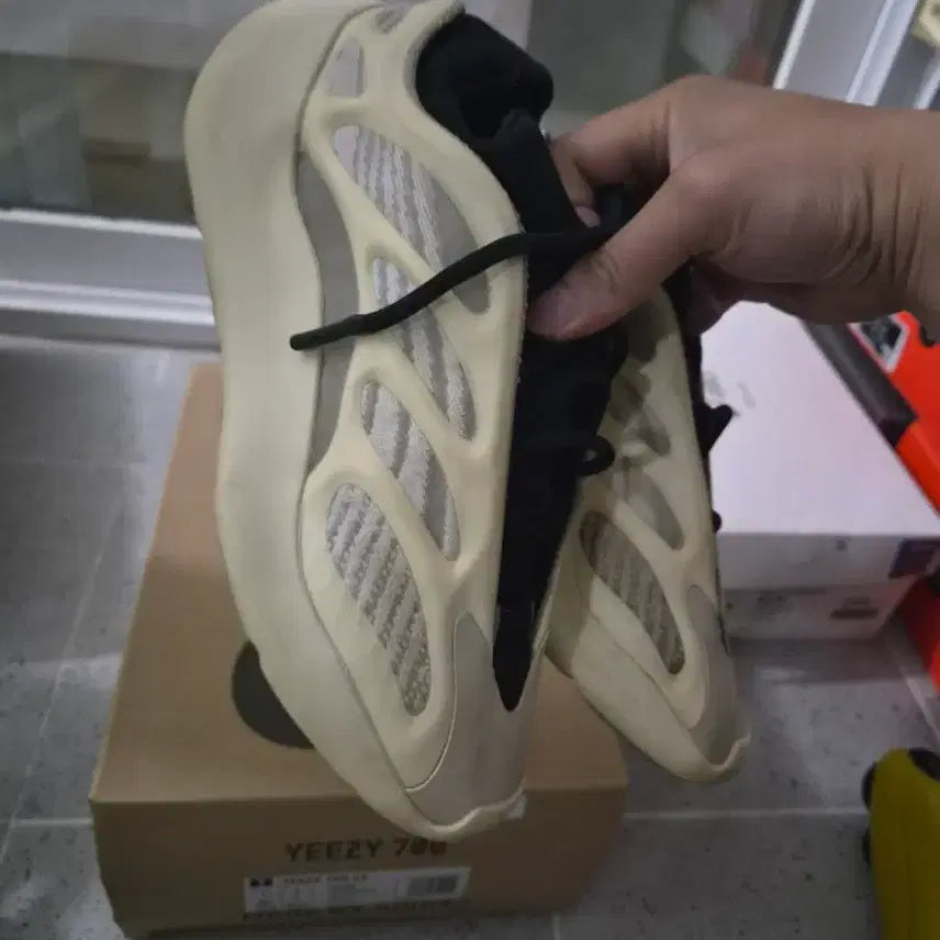 [BUNJANG] Adidas Yeezy 700 V3 Azriel / 아디다스 이지 700 V3 아자엘