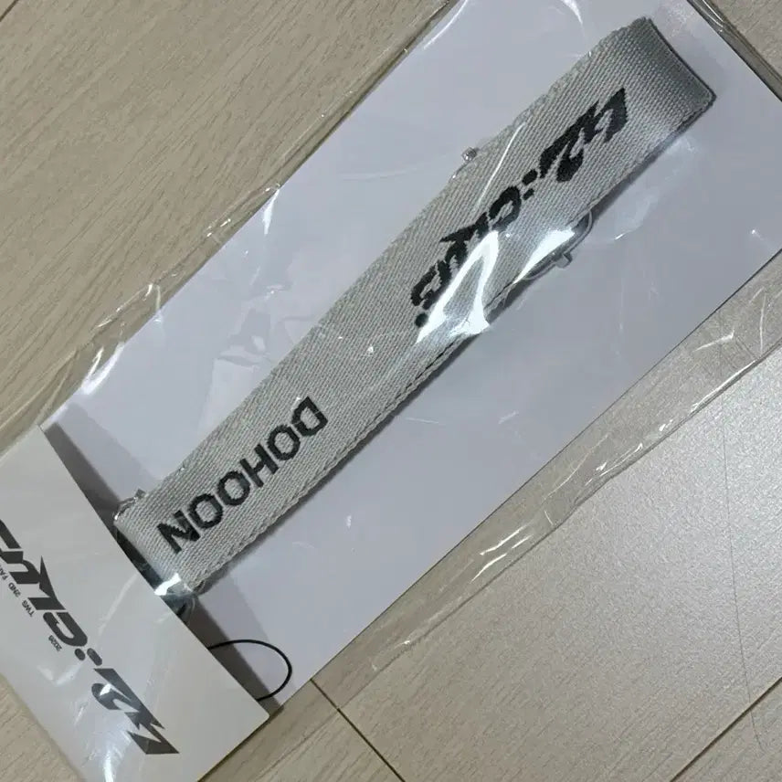 [BUNJANG] TWS Fan Meeting Goods Bundle Set: Hat &amp; Strap / 투어스 팬미팅 굿즈 모자, 스트랩 일괄