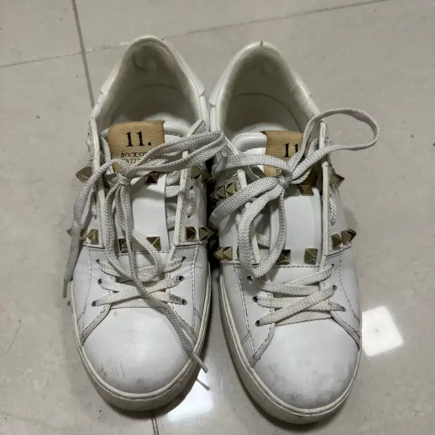 [BUNJANG] Valentino White Studded Leather Sneakers / 발렌티노 화이트 스터드 여성 스니커즈 35 반
