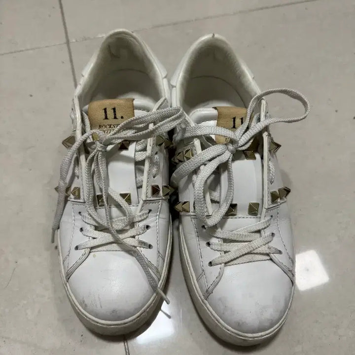[BUNJANG] Valentino White Studded Leather Sneakers / 발렌티노 화이트 스터드 여성 스니커즈 35 반