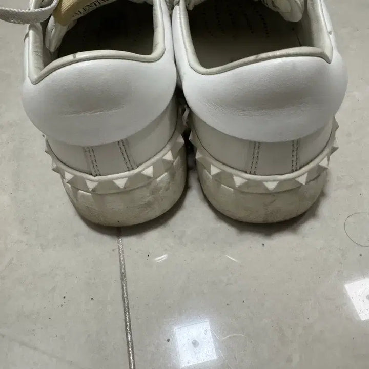 [BUNJANG] Valentino White Studded Leather Sneakers / 발렌티노 화이트 스터드 여성 스니커즈 35 반