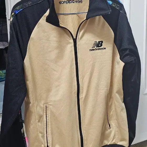 [BUNJANG] New Balance Black/Beige Flower Pattern Track Jacket / 뉴발란스 블랙/베이지 플라워 패턴 트랙 자켓