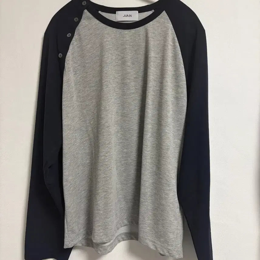 [BUNJANG] Juang Homme Shoulder Button Raglan Long Sleeve (Dark Navy/Gray) / [L] 주앙옴므 숄더버튼 래글런 롱슬리브 (다크 네이비/그레이)