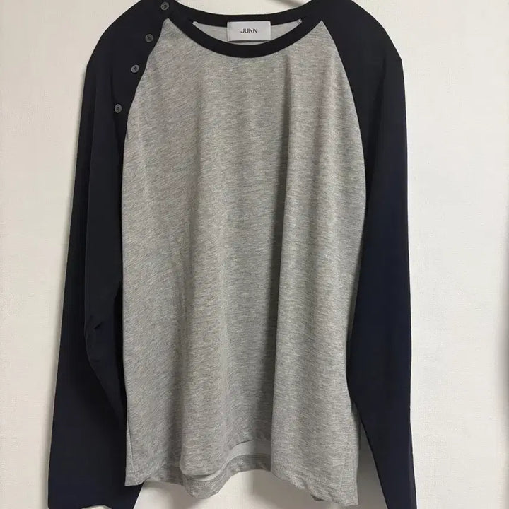 [BUNJANG] Juang Homme Shoulder Button Raglan Long Sleeve (Dark Navy/Gray) / [L] 주앙옴므 숄더버튼 래글런 롱슬리브 (다크 네이비/그레이)