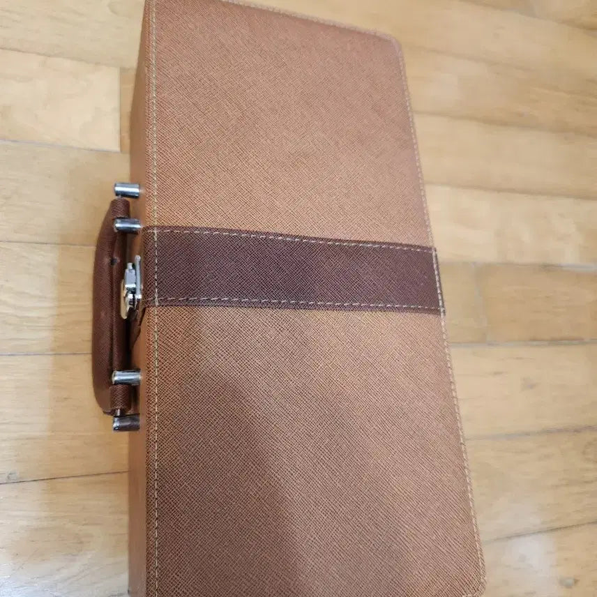 [SOLD OUT] 클래식한 디자인의 브라운 가죽 병 담는 가방