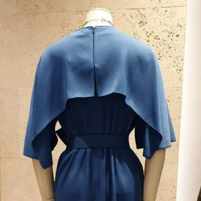 [BUNJANG] The Izzat Collection Cape-Style Belted Dress (New) / 더아이잗컬렉션 케이프형 벨티드 원피스 55-66 새상품