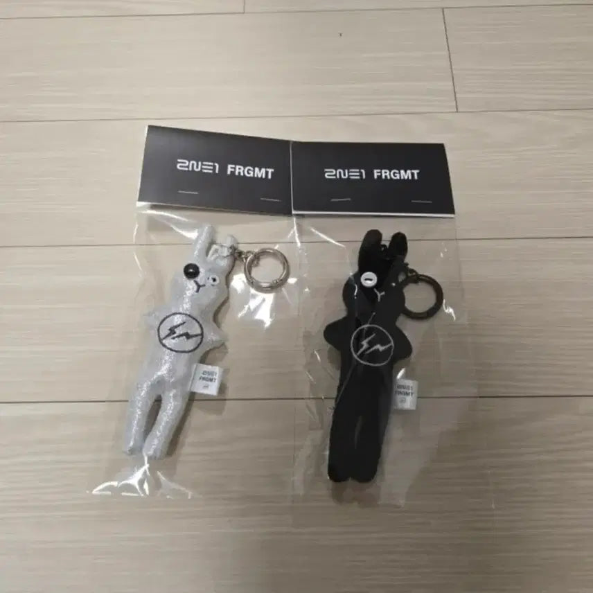[BUNJANG] 2NE1 Fragment Limited Edition Keyring / 2ne1 프라그먼트 한정판 키링/ 미개봉 새제품