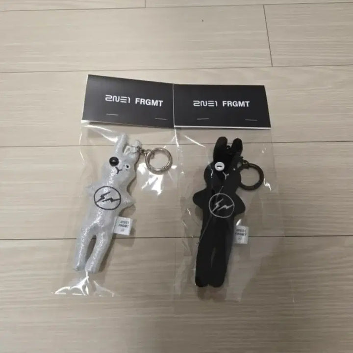 [BUNJANG] 2NE1 Fragment Limited Edition Keyring / 2ne1 프라그먼트 한정판 키링/ 미개봉 새제품