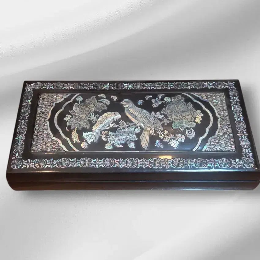 [BUNJANG] Antique Mother-of-Pearl Inlaid Lacquerware Box with Peony and Parrot Motif / 골동품 나전칠기 모란의조문 합