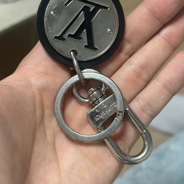 [BUNJANG] Louis Vuitton Circle Logo Bag Charm Keychain / 루이비통 서클로고 백참 키링