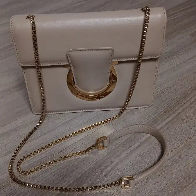 [BUNJANG] Salvatore Ferragamo Talia Gancini Chain Shoulder Bag Crossbody Cream Beige / 페라가모 탈리아 간치니 체인 숄더백 크로스백 크림베이지