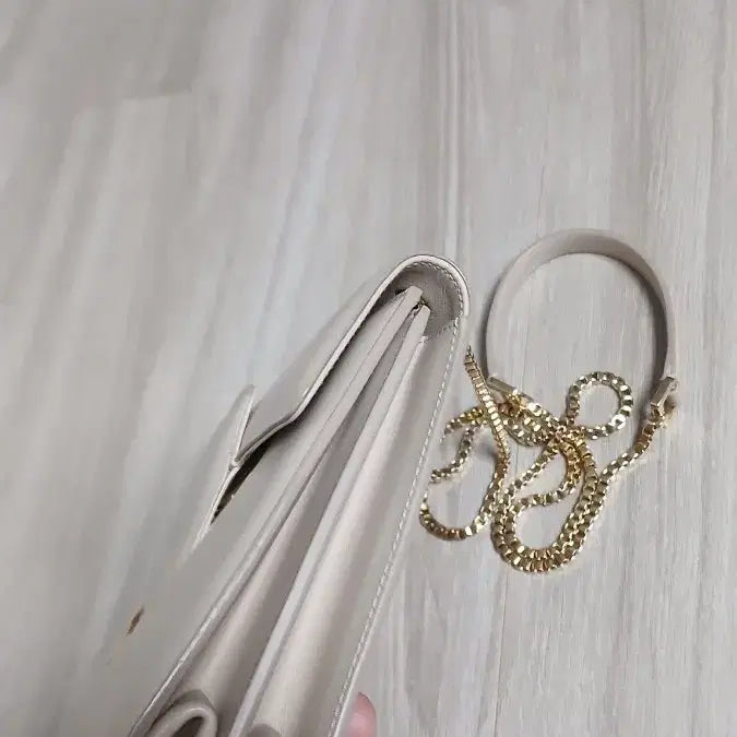 [BUNJANG] Salvatore Ferragamo Talia Gancini Chain Shoulder Bag Crossbody Cream Beige / 페라가모 탈리아 간치니 체인 숄더백 크로스백 크림베이지