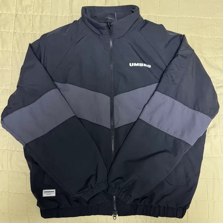 [SOLD OUT] 엄브로 레인저 윈드브레이커 웜업 자켓 블랙