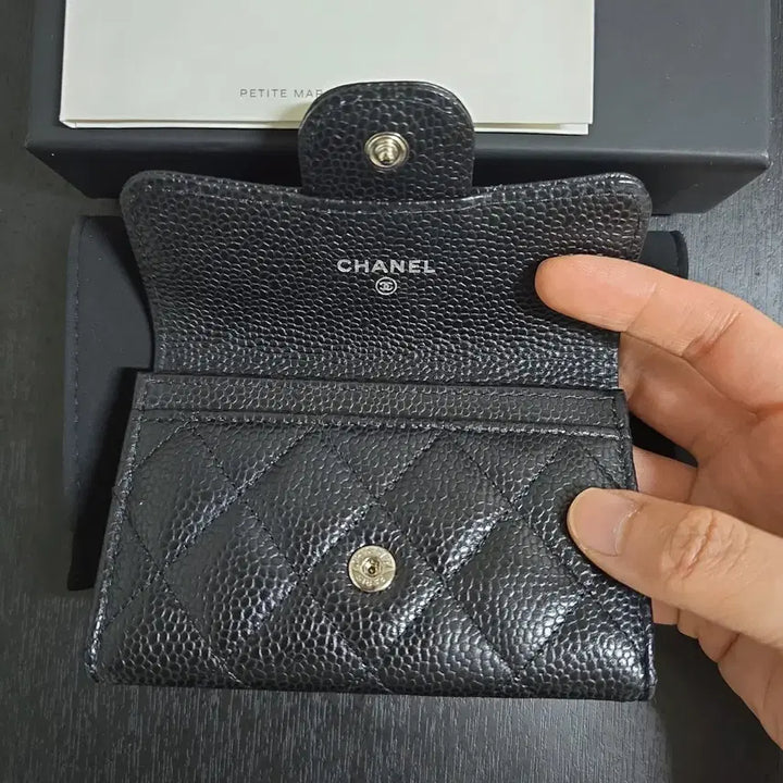 [SOLD OUT] 샤넬 클래식 카드지갑 은장 판매합니다
