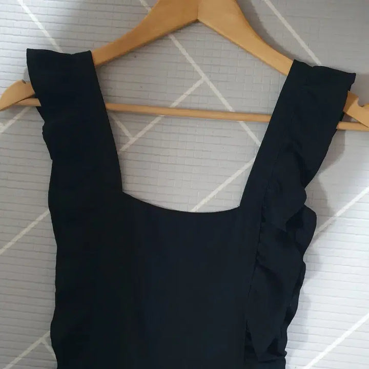 [BUNJANG] Olivia Closet Frill Strap Wide Jumpsuit / (1회착용)F 올리비아클로젯 프릴 멜빵 와이드 점프수트.오버롤팬츠