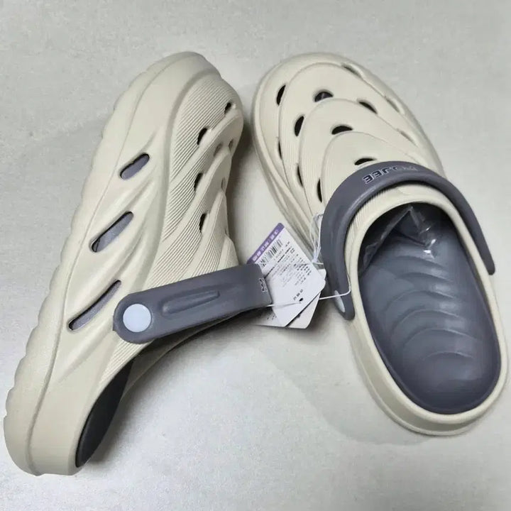 [BUNJANG] Comfortable Slip-On Sandals - Beige &amp; Grey, Size 265 / 