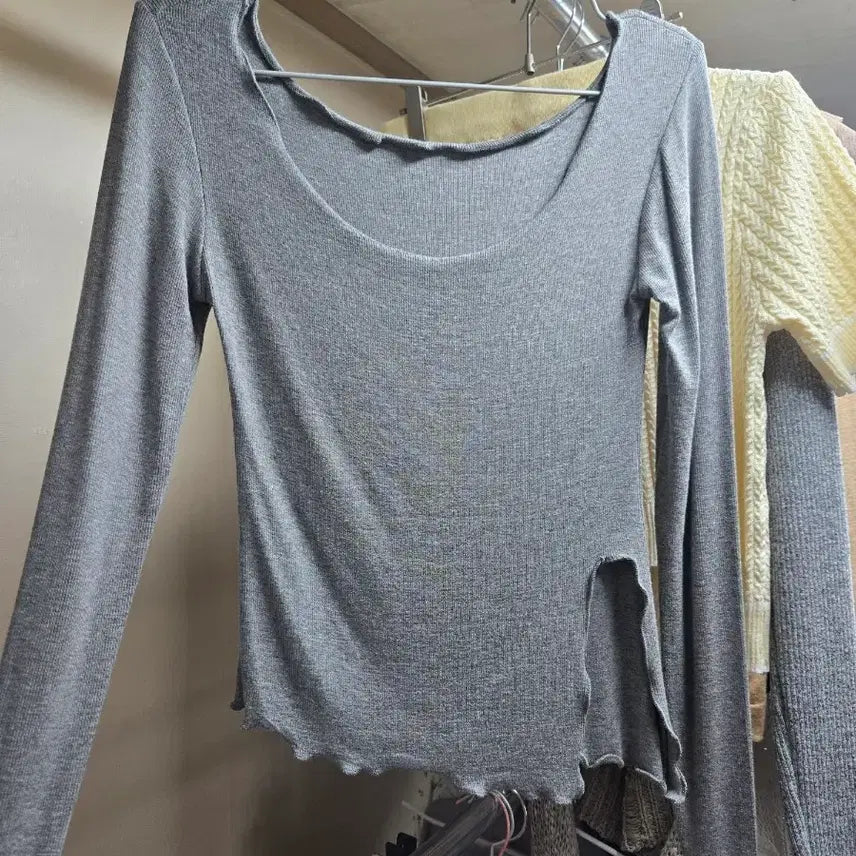 [BUNJANG] Gray U-Neck Slim Fit Slit Sleeve Top / (새거)회색 U넥 슬림핏 트임슬리브